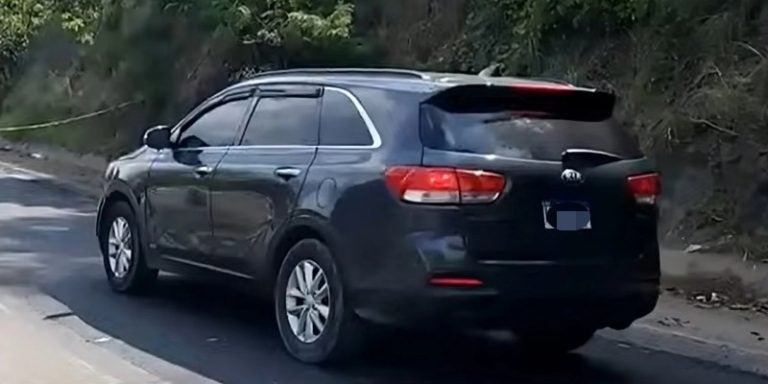 El vehículo sufrió impactos de bala.