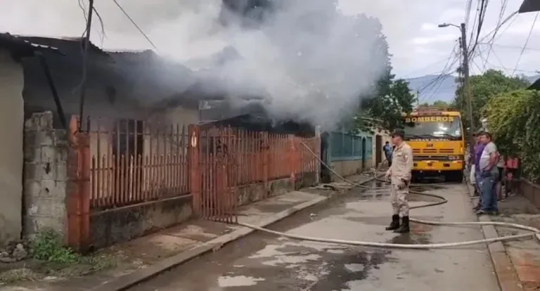 Vecinos salvan a adulto mayor de las llamas en incendio que devoró su casa en SPS