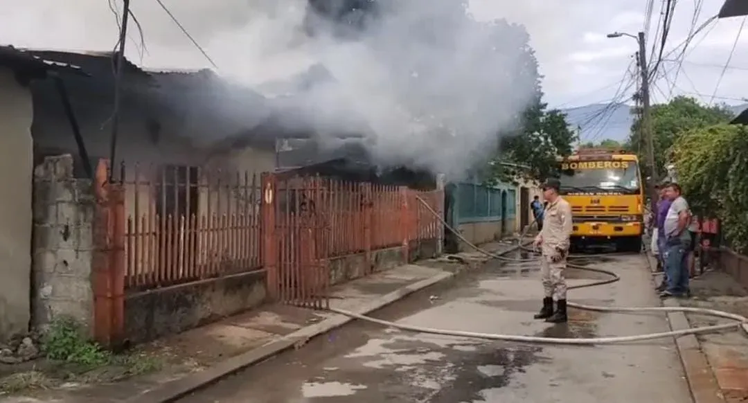 Vecinos salvan a adulto mayor de las llamas en incendio que devoró su casa en SPS