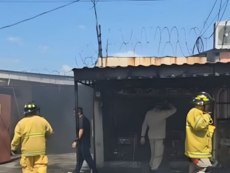 Incendio consume famoso negocio de comida típica en SPS