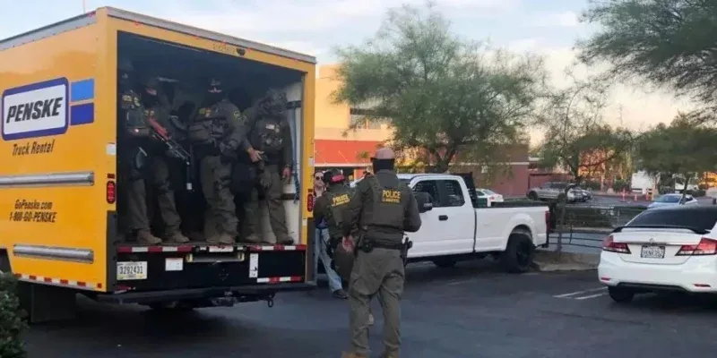Agentes migratorios se escondieron en un camión de mudanza antes de redada