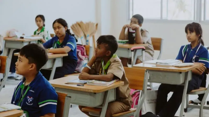 derechos de niños migrantes en escuelas
