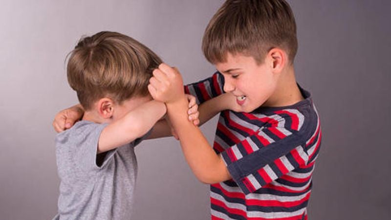 niño apuñala a hermano