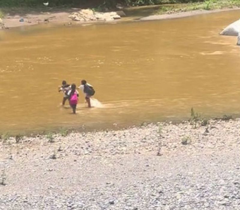 escolares cruzan río Cangrejal