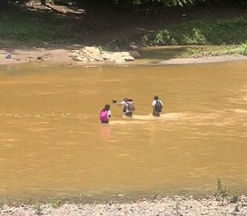 escolares cruzan río Cangrejal