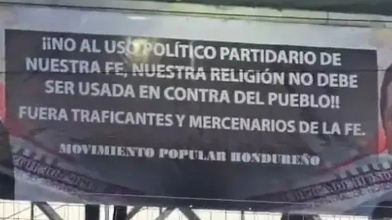 Las mantas contenían imágenes del arzobispo de Tegucigalpa, Vicente Nácher Tatay, y del pastor Gerardo Irías, presidente de la Confraternidad Evangélica.