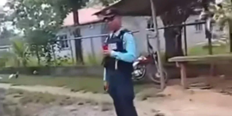 VIDEO: Familia confronta a policía que quería llevarse una moto en Olancho