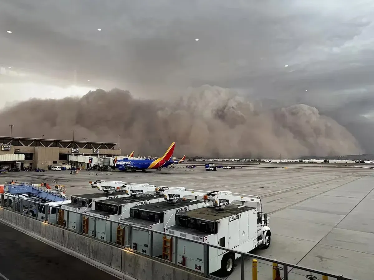 Gran tormenta de polvo azota Phoenix, causa daños y retrasos en Arizona