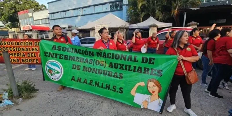 SPS: Miembros del sindicato del IHSS protestan en contra del traslado de las oficinas administrativas