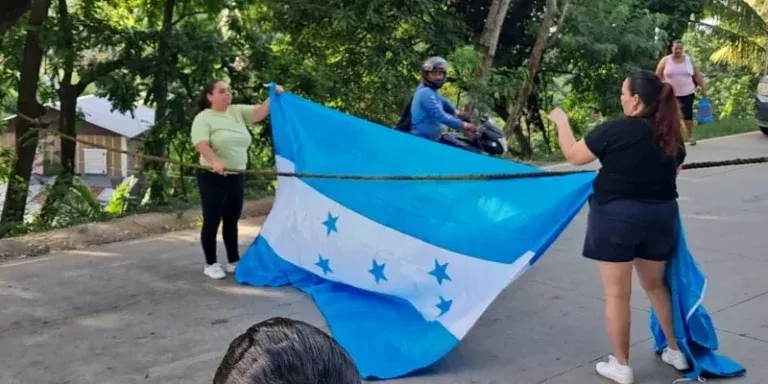 Pobladores de Islas de la Bahía protestan por proyecto de pavimentación inconcluso
