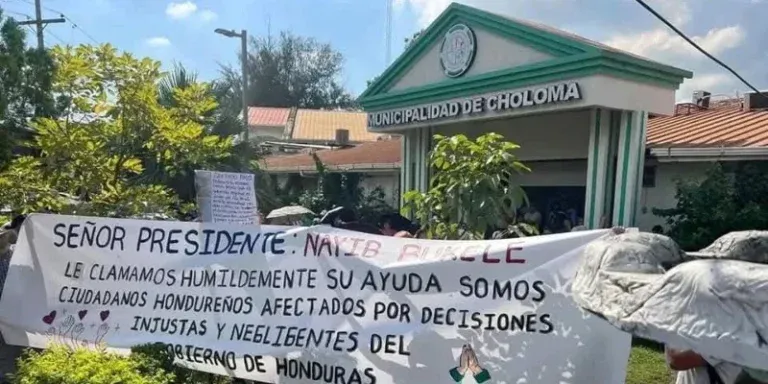 "Nos han dado maltrato": Socios de Koriun protestan frente alcaldía de Choloma