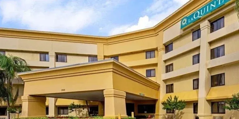 Hotel de Miami causó revuelo por usar recepcionista remoto para atender huéspedes