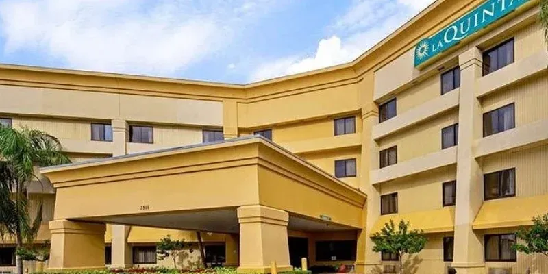 Hotel de Miami causó revuelo por usar recepcionista remoto para atender huéspedes