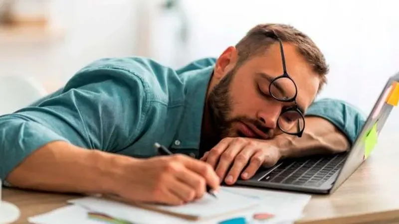 ¿Por qué algunas personas sienten sueño todo el día?