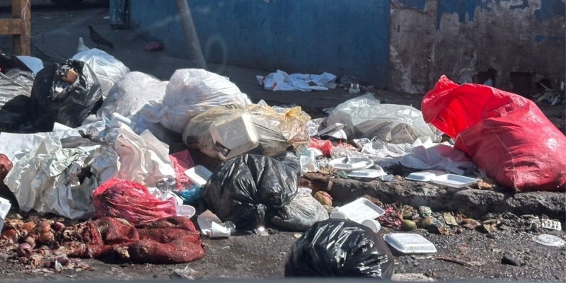 En el barrio Medina se observan grandes cantidades de basura en las calles.