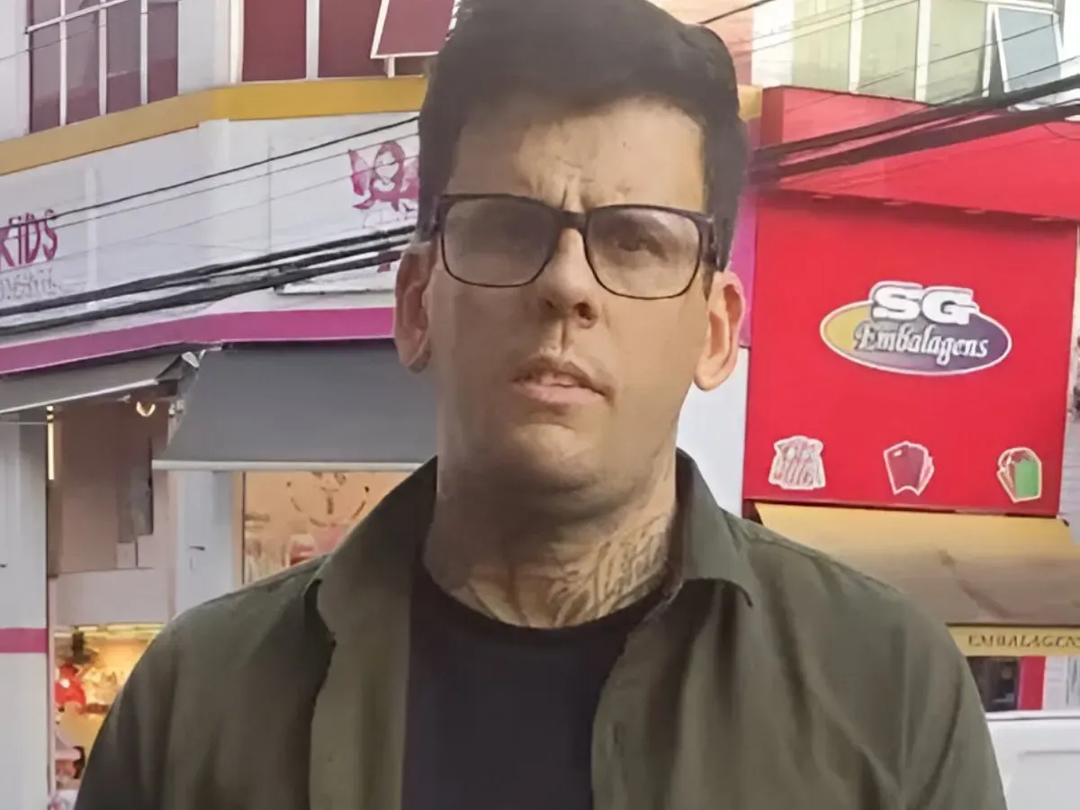 hombre tatuado cambia imagen