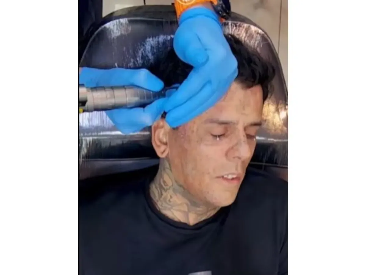hombre tatuado cambia imagen