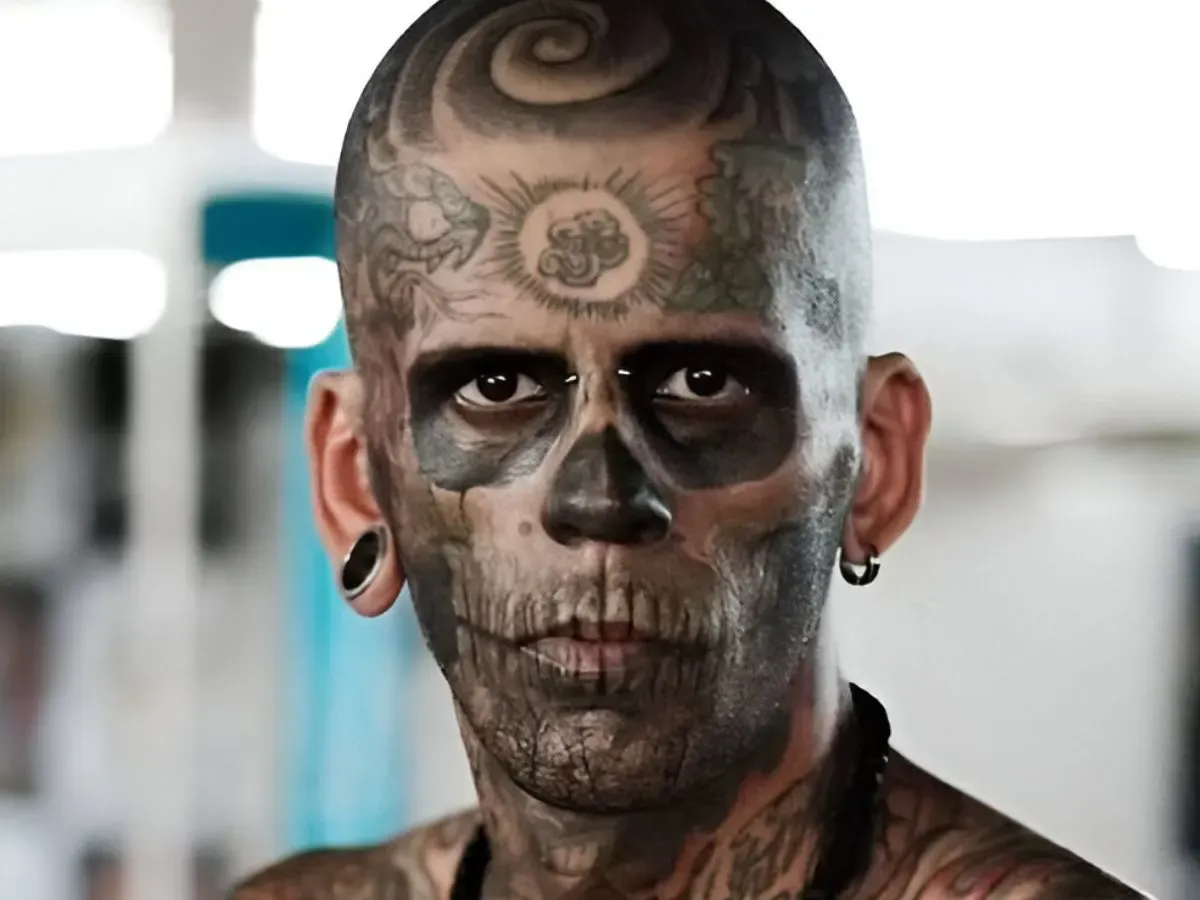 hombre tatuado cambia imagen