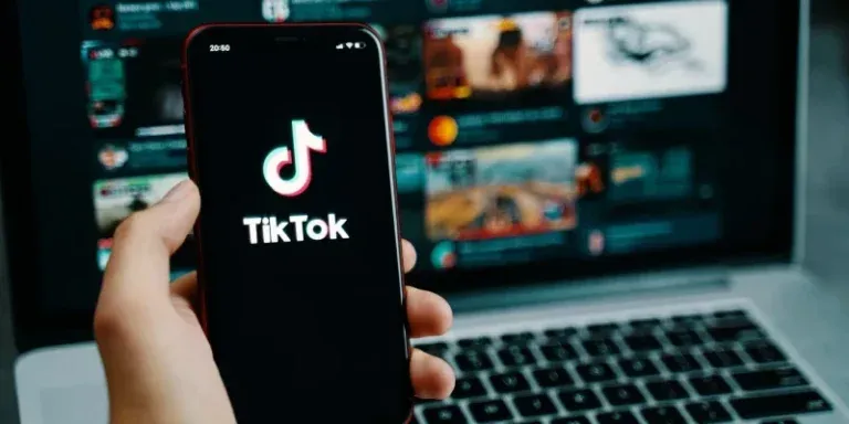 Trump extiende plazo para mantener operaciones de TikTok y asegura que tiene un comprador