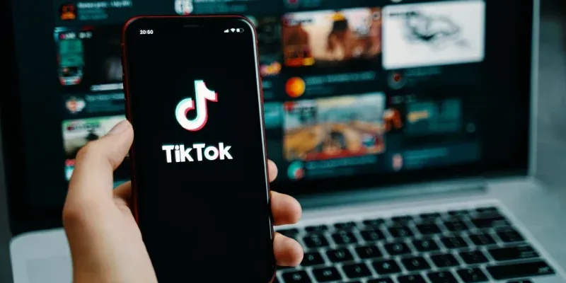 Trump extiende plazo para mantener operaciones de TikTok y asegura que tiene un comprador