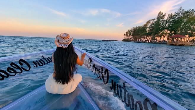 Roatán: Dos adultos mayores emprenden con novedoso bote transparente