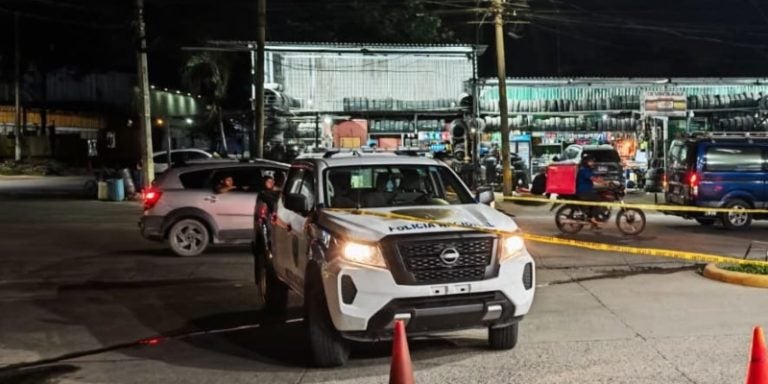 Agentes policiales realizan la investigación del caso