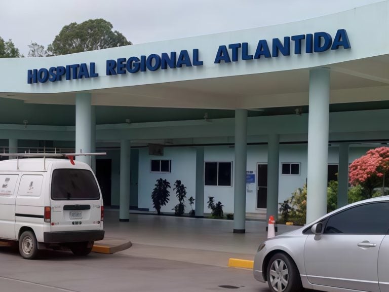 Directora de hospital en La Ceiba apoya a ministra de Salud y confronta a personal médico