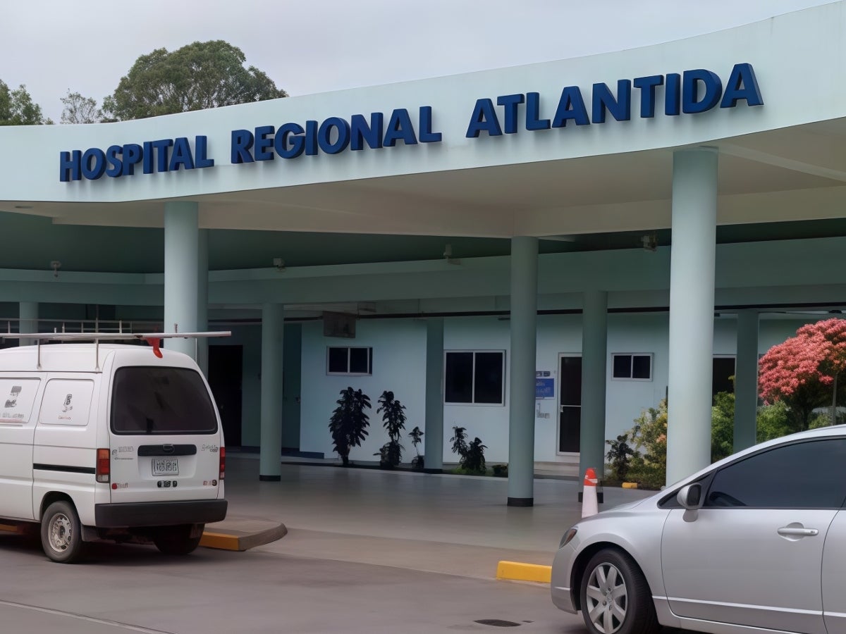 Directora de hospital en La Ceiba apoya a ministra de Salud y confronta a personal médico