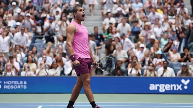 Tras no ceder ningún set, Carlos Alcaraz clasificó este martes a las semifinales del US Open.