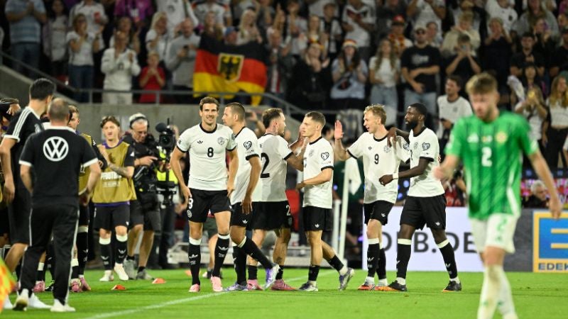 Los jugadores de Alemania celebran el triunfo sobre Irlanda del Norte.