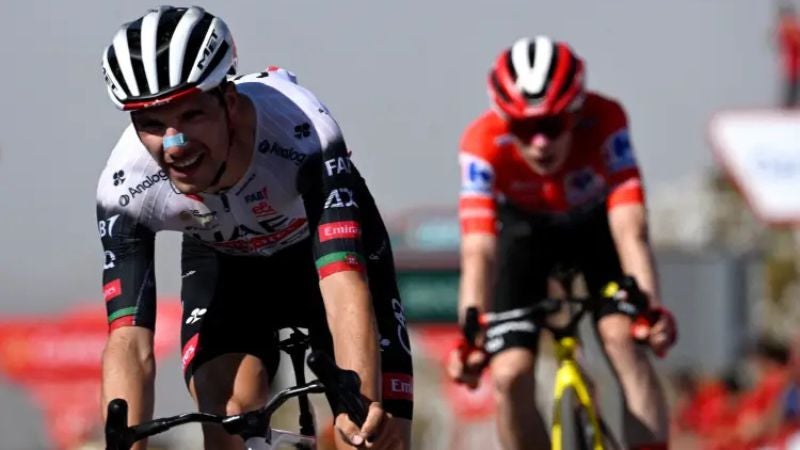 El ciclista portugués siendo perseguido por el líder Vingegaard.