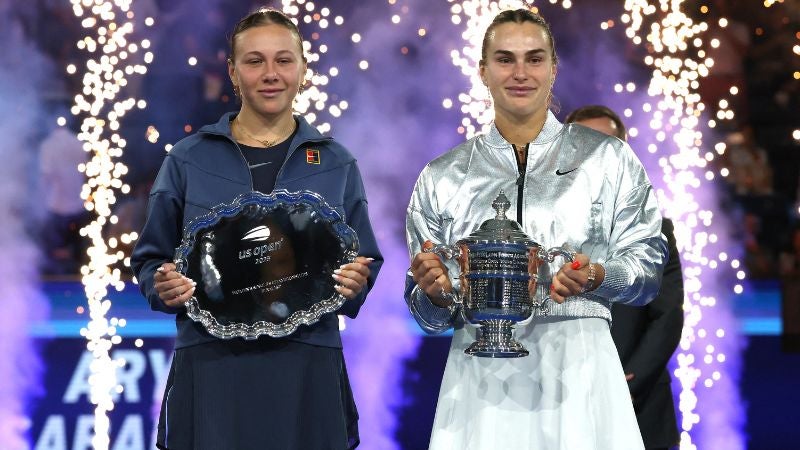 La bielorrusa Aryna Sabalenka y la estadounidense Amanda Anisimova posan con sus trofeos.