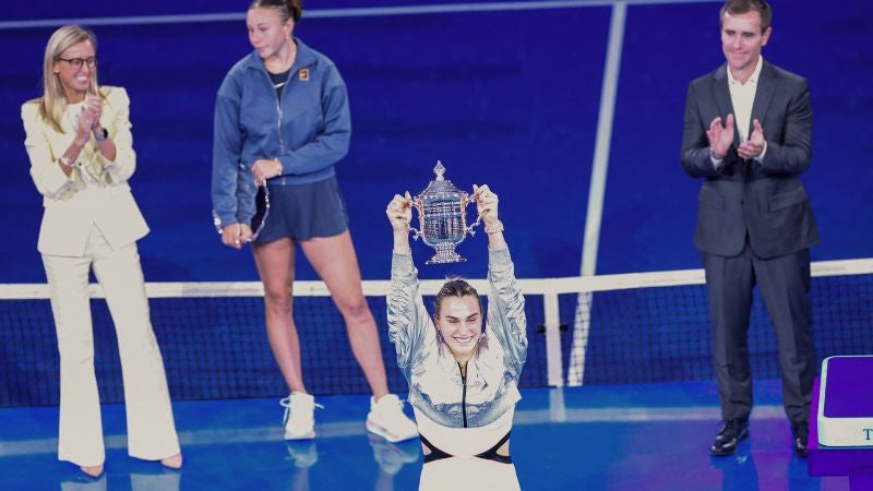 La bielorrusa Aryna Sabalenka posa con el trofeo tras derrotar a la estadounidense Amanda Anisimova, en la final del US Open.