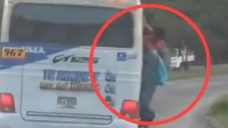 Capitalinos arriesgan sus vidas al viajar en la puerta de un bus