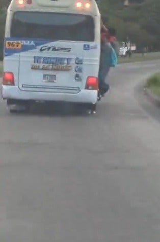 Pasajeros arriesgan sus vidas al viajar colgados en bus