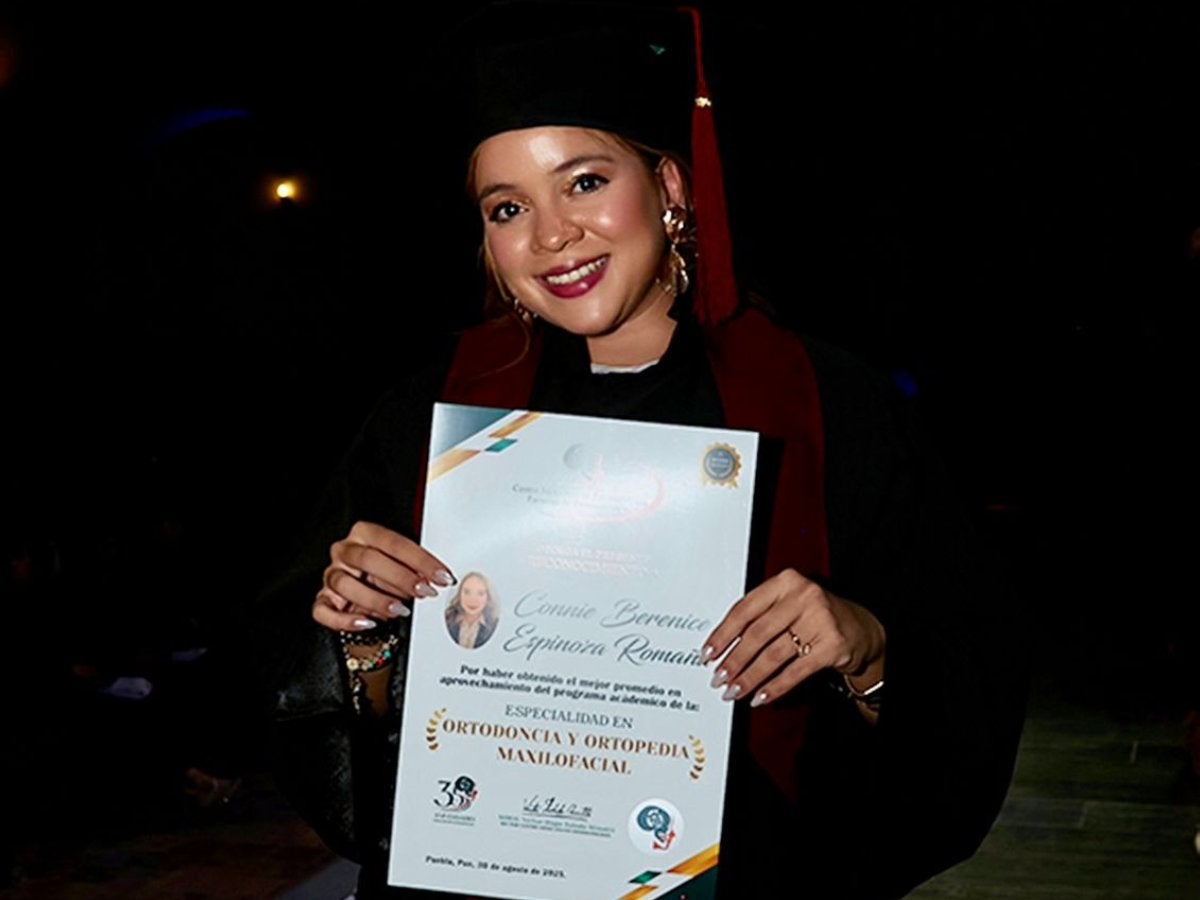 JOVEN SE GRADÚA EN MÉXICO