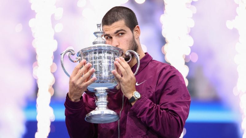 El español Carlos Alcaraz besa el trofeo tras derrotar en la final del US Open al italiano, Jannik Sinner.