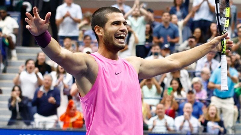 El español Carlos Alcaraz celebra tras derrotar al italiano Jannik Sinner en la final del US Open.