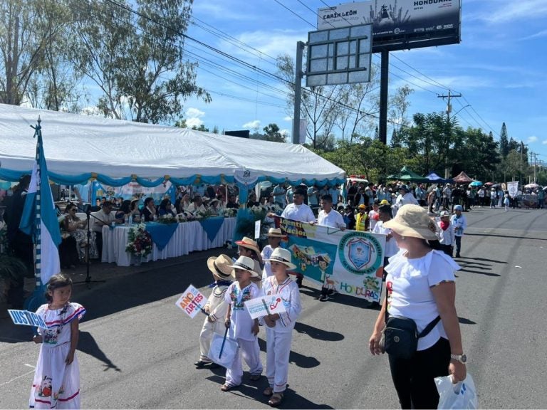 Preescolares dan inicio a los desfiles por las fiestas patrias en la capital