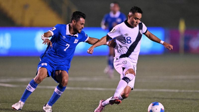 El salvadoreño Darwin Cerén y el guatemalteco Oscar Santis disputan el balón.