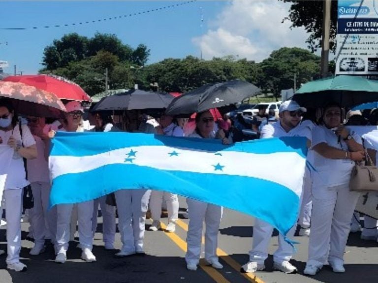 "Nos tratan como animales" Enfermeras auxiliares denuncian agresiones durante protesta en Valle