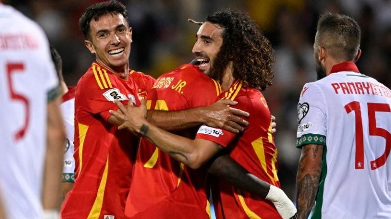 El defensa español Marc Cucurella celebra con sus compañeros Martín Zubimendi y Nico Williams tras anotar el segundo gol de su equipo frente a Bulgaria.