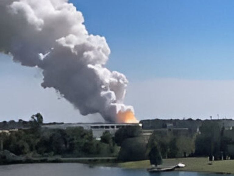 Fuga química provoca nube tóxica y activa medidas de emergencia en Indiana