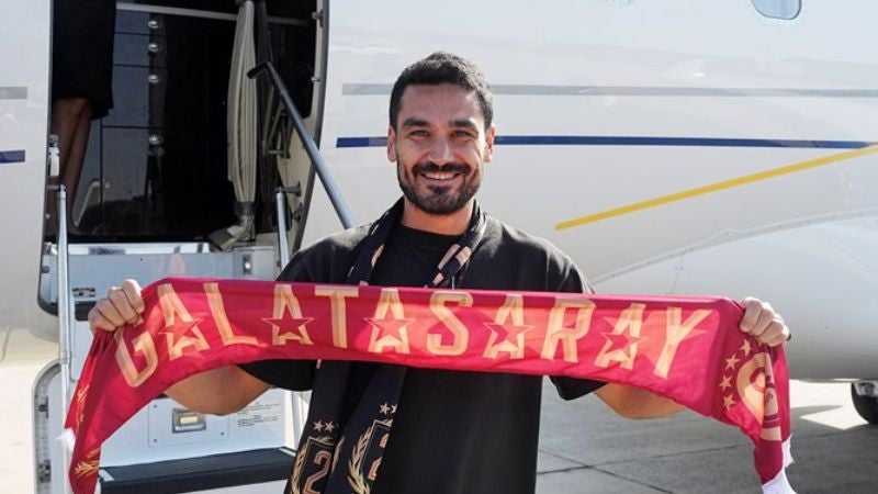 El mediocampista llegó a Turquía este martes para ser presentado con el equipo de Estambul.
