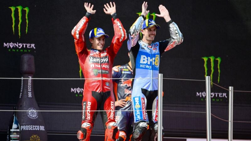 Marc Márquez del equipo Ducati Lenovo, segundo clasificado, y Álex Márquez, del equipo BK8 Gresini Racing, ganador, celebran en el podio tras la carrera del Gran Premio de Cataluña.