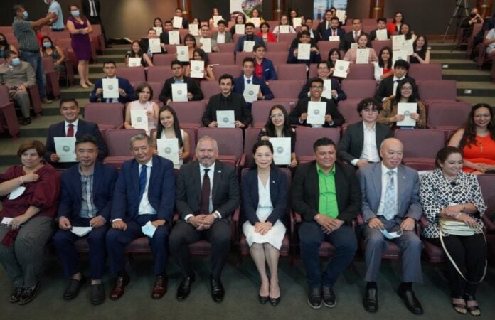 Hondureños Becados en Taiwán