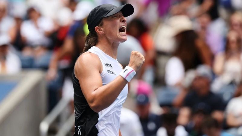 La tenista polaca Iga Swiatek clasificó este lunes para los cuartos de final del Abierto de Estados Unidos al superar a la rusa Ekaterina Alexandrova por 6-3 y 6-1.