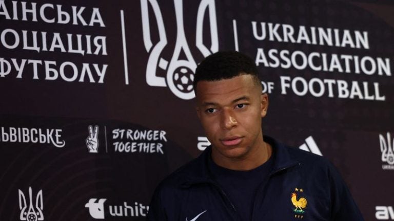 El delantero de Francia, Kylian Mbappé, llega a una rueda de prensa en vísperas del partido del grupo D de la fase de clasificación para el Mundial de 2026 frente a Ucrania.