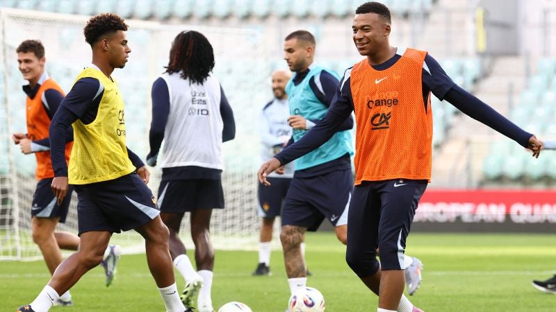 Desire Doué y Kylian Mbappé asisten a un entrenamiento previo al duelo contra Ucrania.