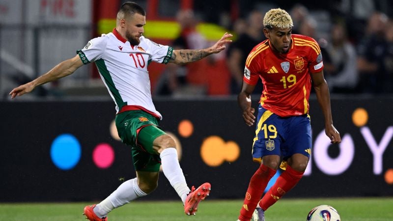 El centrocampista búlgaro Radoslav Kirilov y el delantero Lamine Yamal disputan el balón.